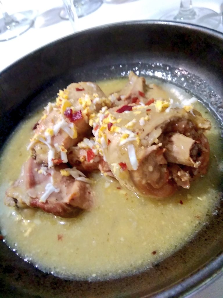 EuSaenz's tweet photo. Pues en Huesca nos hemos encontrado con un Bib Gourmand "de verdad". Se llama El Origen y ofrecen un fantástico menú por 24€. Arroz Brazal de verduras con trucha impecable, Pollo de Poleñino en pepitoria canónico y un postre de contrastes choco-citrico fabuloso. Muy bien! https://t.co/l0X38t2PxP