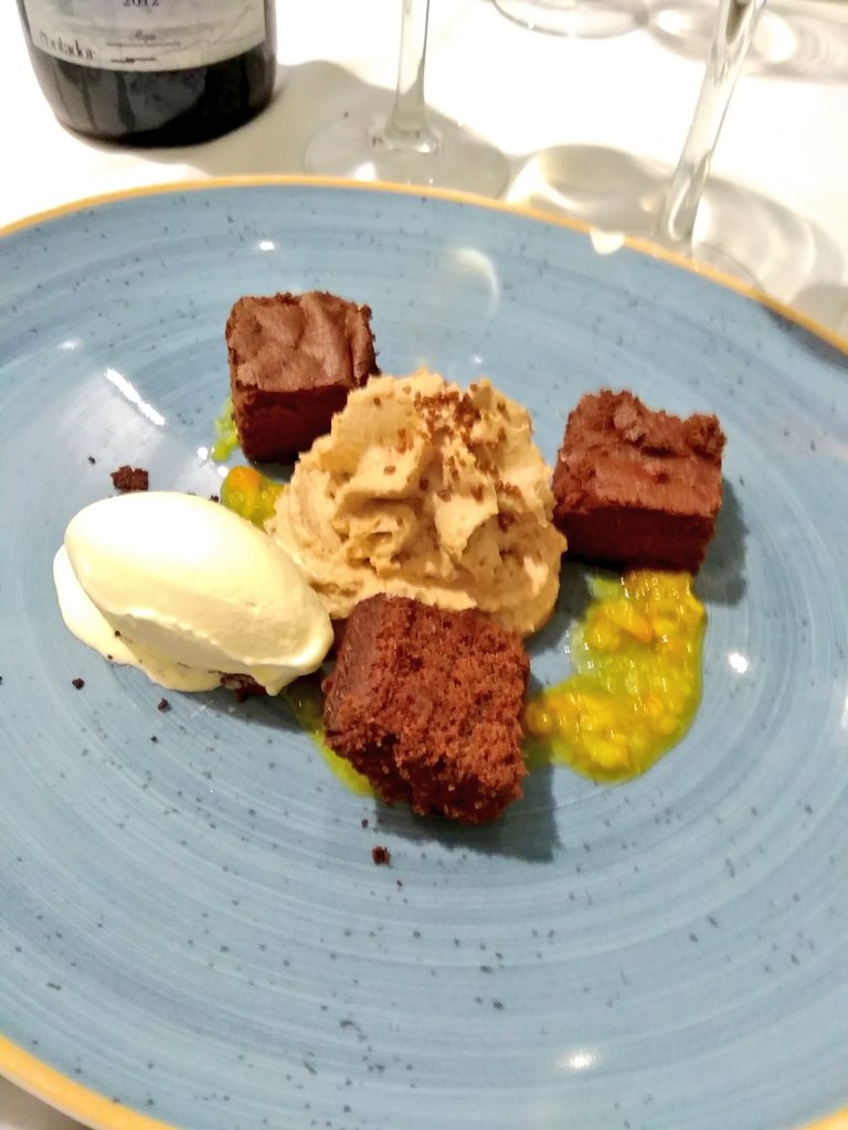 Pues en Huesca nos hemos encontrado con un Bib Gourmand "de verdad". Se llama El Origen y ofrecen un fantástico menú por 24€. Arroz Brazal de verduras con trucha impecable, Pollo de Poleñino en pepitoria canónico y un postre de contrastes choco-citrico fabuloso. Muy bien!