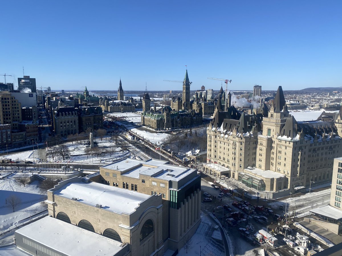 Des manifestants à pieds continuent de se joindre au convoi de camionneurs devant le parlement.