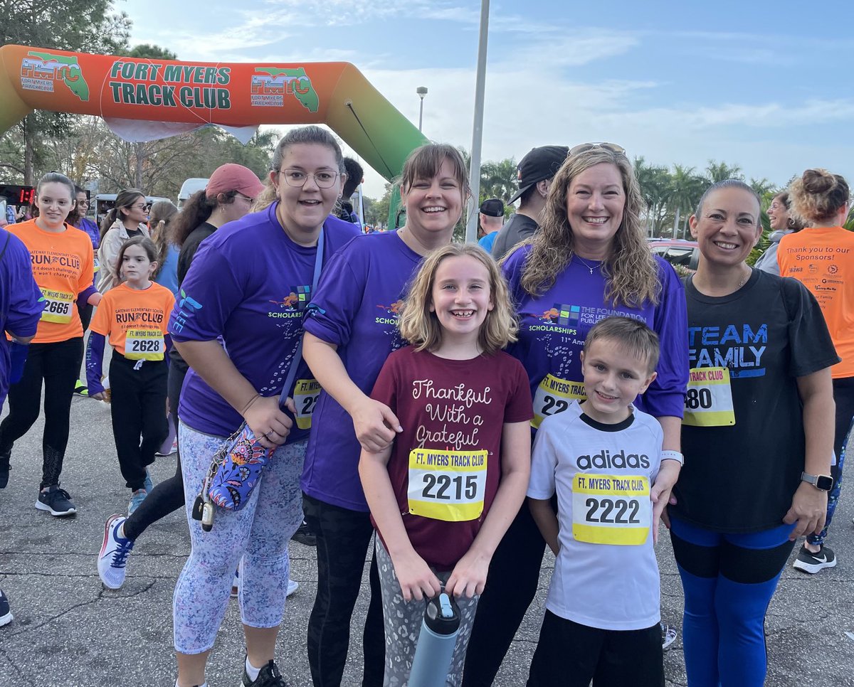 aprilmk4's tweet photo. Spring Creek Elementary was well represented this morning! 2 cubs and 4 panthers! #loveleeschools #5K #stridesforeducation ♥️ourteam https://t.co/vhOAX2n8KV