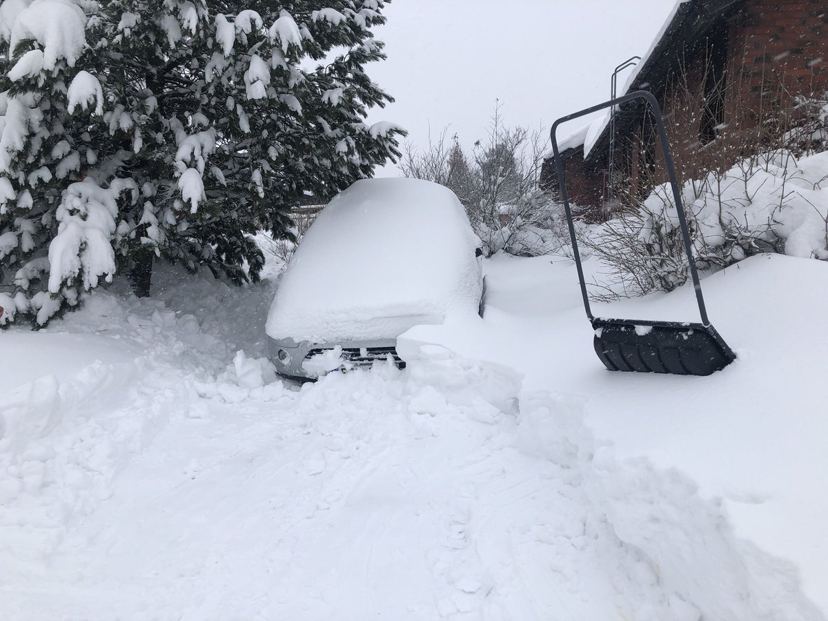 AnnisLind's tweet photo. Päivän aerobinen harjoittelu suoritettu (2 h 15 min). Ovesta ei päässyt koska lunta oli yli polven. Mutta pikkuhiljaa... Autolla ei kantsinut lähteä koska kadulla isommat autot jämähtivät mahastaan kiinni. Ja lisää lunta tulossa ☃️ #lumi #stadi #munstadi https://t.co/f2O373rOuV