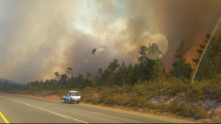 wo_fire's tweet photo. ⚠️WC Fire Update⚠️
WOF_WC has dispatched ground and aerial resources to assist in suppression efforts of multiple fires in the @OverbergDM 
#savinglives 
@environmentza https://t.co/HSUcibx5HC