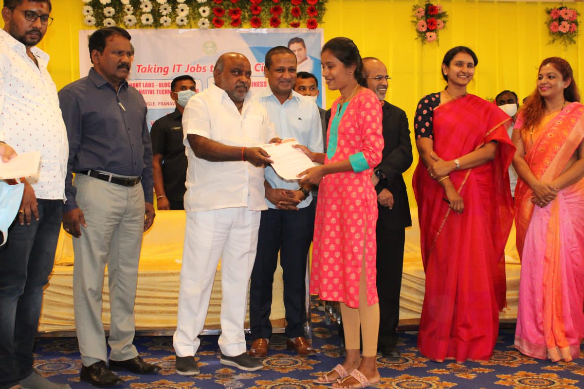 ysathishreddy's tweet photo. హైదరాబాద్ నలువైపులా
తెలంగాణ నలువైపులా
ఐటీ విస్తరణ !
ఐటీ కేవలం హైదరబాద్ కే కాదు తెలంగాణలోని చిన్న నగరాలకు కూడా విస్తరించే లక్ష్యంతో @KTRTRS గారు పని చేస్తున్నారనడానికి 10 రోజుల క్రితం ఆదిలాబాద్ లో #NTT Data & #BDLT Labs పెట్టుబడి ప్రకటన, ఈ రోజు 50 మంది యువకులకు ఉద్యోగాలు.
#IT https://t.co/efr9A236Pd