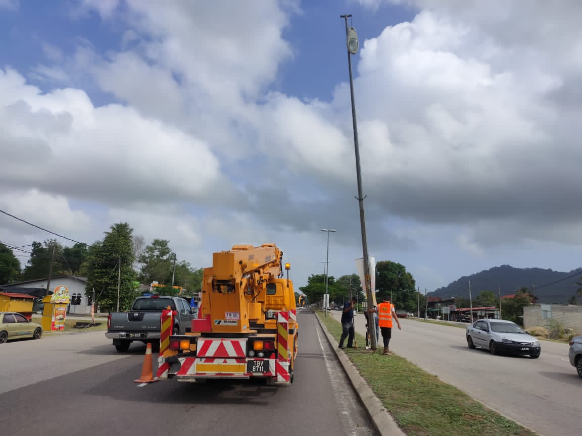 Kerja-Kerja Penyelenggaraan Lampu Jalan yang rosak akibat kemalangan di Bandar Baru Kerteh, Laluan FT3 Kerteh, Kemaman.
#jkrprihatin
#jasapadarakyat
<a href="/JKRTerengganu/">JKR Terengganu</a> <a href="/yusufghani200/">تذكرة</a> <a href="/MoALiS114/">MoALiS</a> <a href="/HasliJKR/">Hasli Ibrahim (Ir. Dr.)</a> <a href="/JKR_ckeTrg/">JKR CKE TRG</a> <a href="/JKRMalaysia/">JKR Malaysia</a> <a href="/Nadiah1209/">Nadiah</a> <a href="/sabira69914729/">sabira</a>