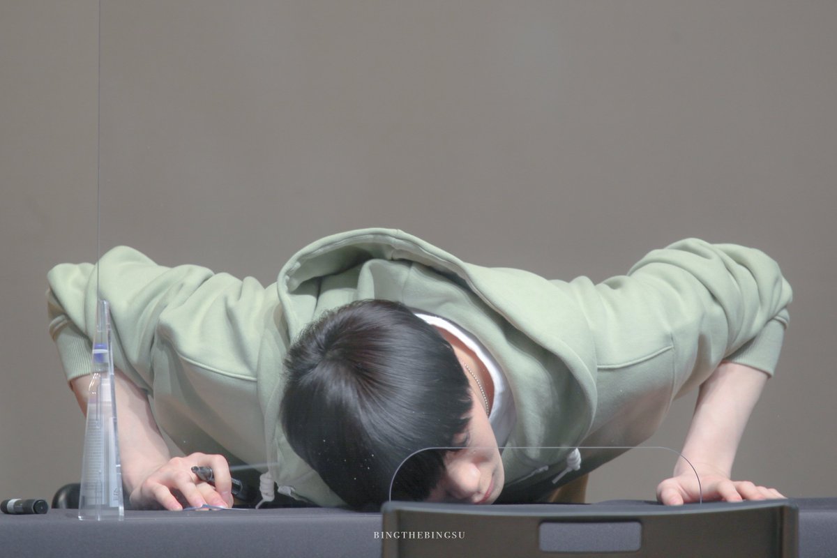 abeaneedsuns's tweet photo. 220205 #문빈 #아스트로 

This is when moonbin did a little push up gesture 
₍˄·͈༝·͈˄*₎◞ ̑̑ https://t.co/wCCCopkpPE