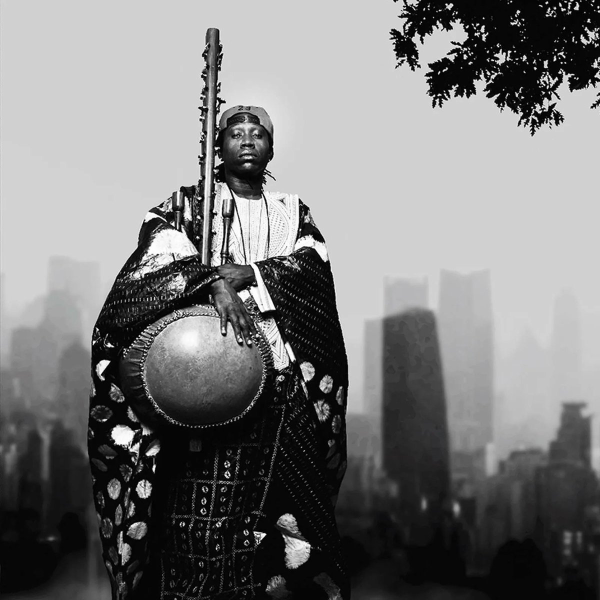 BlackyGyan's tweet photo. #MoisdelHistoiredesNoirs
@noumoucounda_ !
Un artiste si singulier qui vient du Sénégal, et qui incarne la kora et son évolution. Son art est déjà bien reconnu, et ça se comprend.
#Art #kora #blackartist #music #griots #singular #blackworkmatters
@R_Mag_Art https://t.co/TgfYDMBK6K