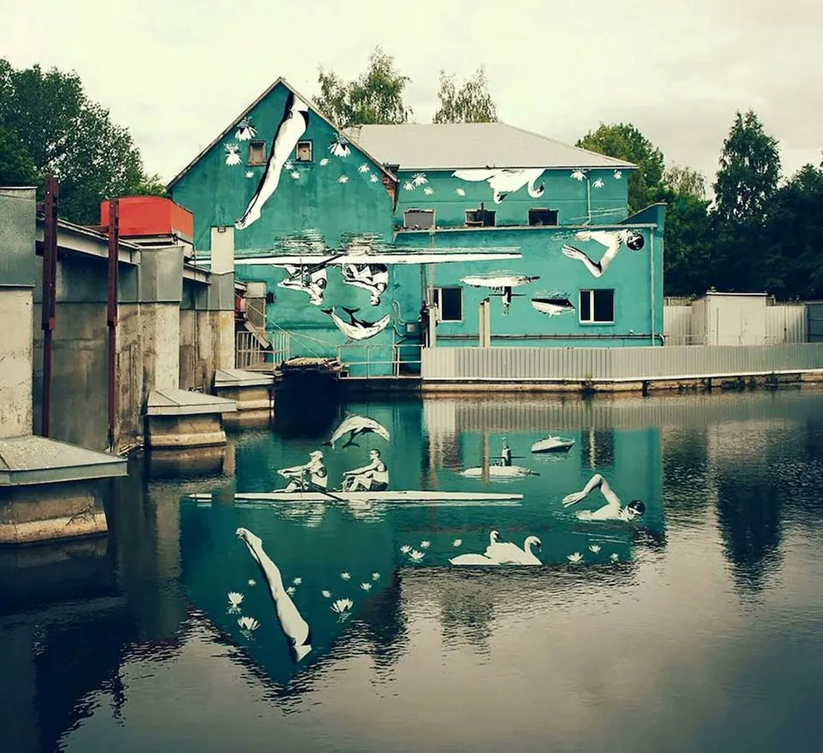 nmhammond's tweet image. Some great stuff on this channel. From @StreetArtUtopia.This mural reveals its full meaning when looking at its reflection in the water buff.ly/3Hx5QSW