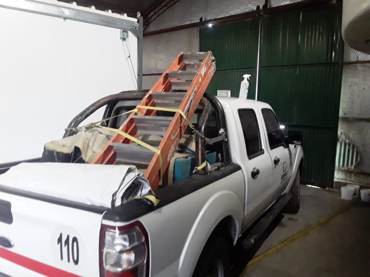 frioyacero's tweet photo. Así se prepara el equipo de @400Frio para ir a #Stroeder a montar un edificio modular sustentable construido con paneles termoaislante de poliuretano @Arneg_Argentina previa carga de baterías https://t.co/yOuZ2FCgoW