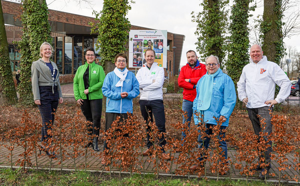 Burgemeester Erica van Lente onthulde vandaag samen met de lijsttrekkers van de 6 deelnemende partijen het verkiezingsbord. De verkiezingscampagne kan nu echt beginnen! #GR2022. Meer informatie: dalfsen.nl/home/nieuws_31…