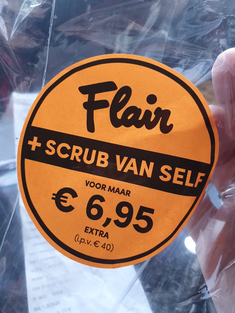 Hoe marketing een slechte naam krijgt: Flair + scrub kost €10.25. Maar dit etiket op de wrap rond de koppelverkoop doet je denken dat het geheel maar €6.95 kost.