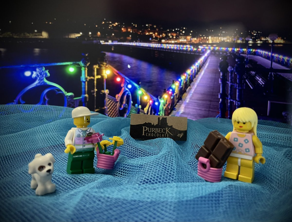 Would you prefer receiving flowers or chocolate on Valentine’s Day? 💐🍫 
Ahh, setting the mood with a romantic backdrop of <a href="/SwanagePier/">Swanage Pier</a>, Isle of Purbeck. #valentines #purbeckchocolate #chocolatebars #singleorigin #giftideas