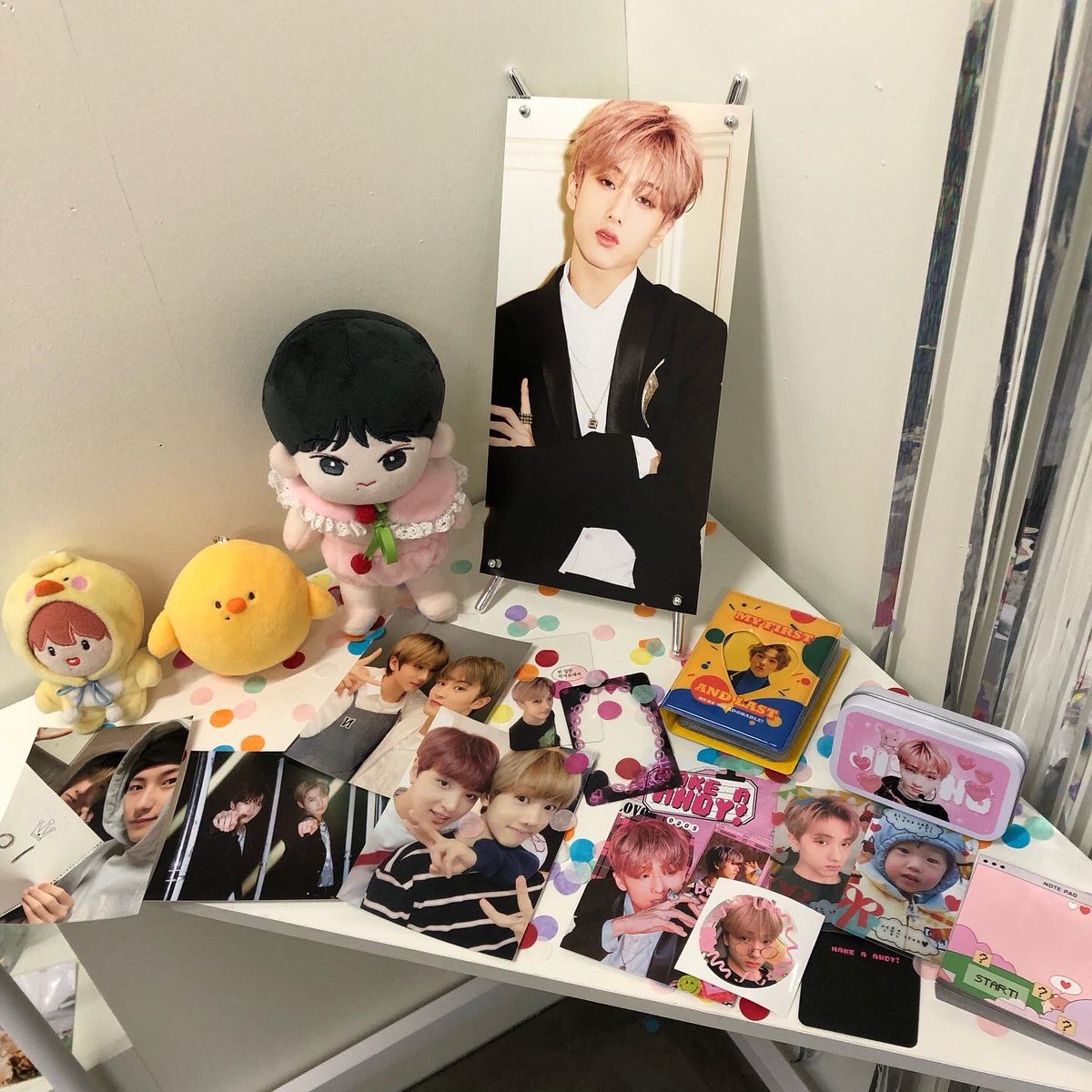 Headofncity's tweet photo. #지성이는_뭐든지_다_가능해
#MAKE_A_ANDY 

📍홍대 𝗖𝗮𝗳𝗲 𝗢𝗟

일단 고유명사 ‘붐지성’ 컨셉에서 끝났음. 스티커 투표하는데 친구랑 나랑 픽이 다똑같았다 ㅋㅋㅌ 여기 너무 아기자기하고 좋아… 럭드는 4,5등 나왔는데 스티커가 넘 긔여워서 만족’s. 풍선달린곳에서 사진 찍을걸 아쉽다리. https://t.co/gO0OGsAESx