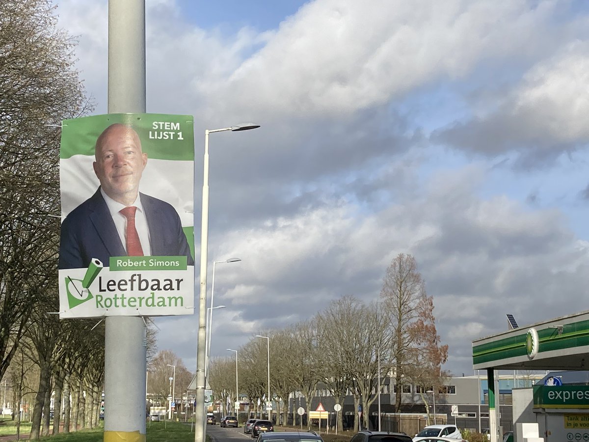 edarnold_1's tweet photo. Gisteravond en vandaag onze Leefbaar Rotterdam verkiezingswinst borden opgehangen https://t.co/TNGVI2rLpu