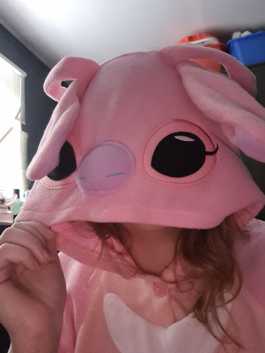 MikaEmiii's tweet photo. Hello cuties! Had a long break from Twitch over Christmas break needed it for my mental health as uni had me stressed. But next week I am going to go back to grinding! As soon as my second monitor comes 😅 my luck with my second monitor breaking. Kiss kiss. #smallstreamer #angel https://t.co/dgeTdUx80y