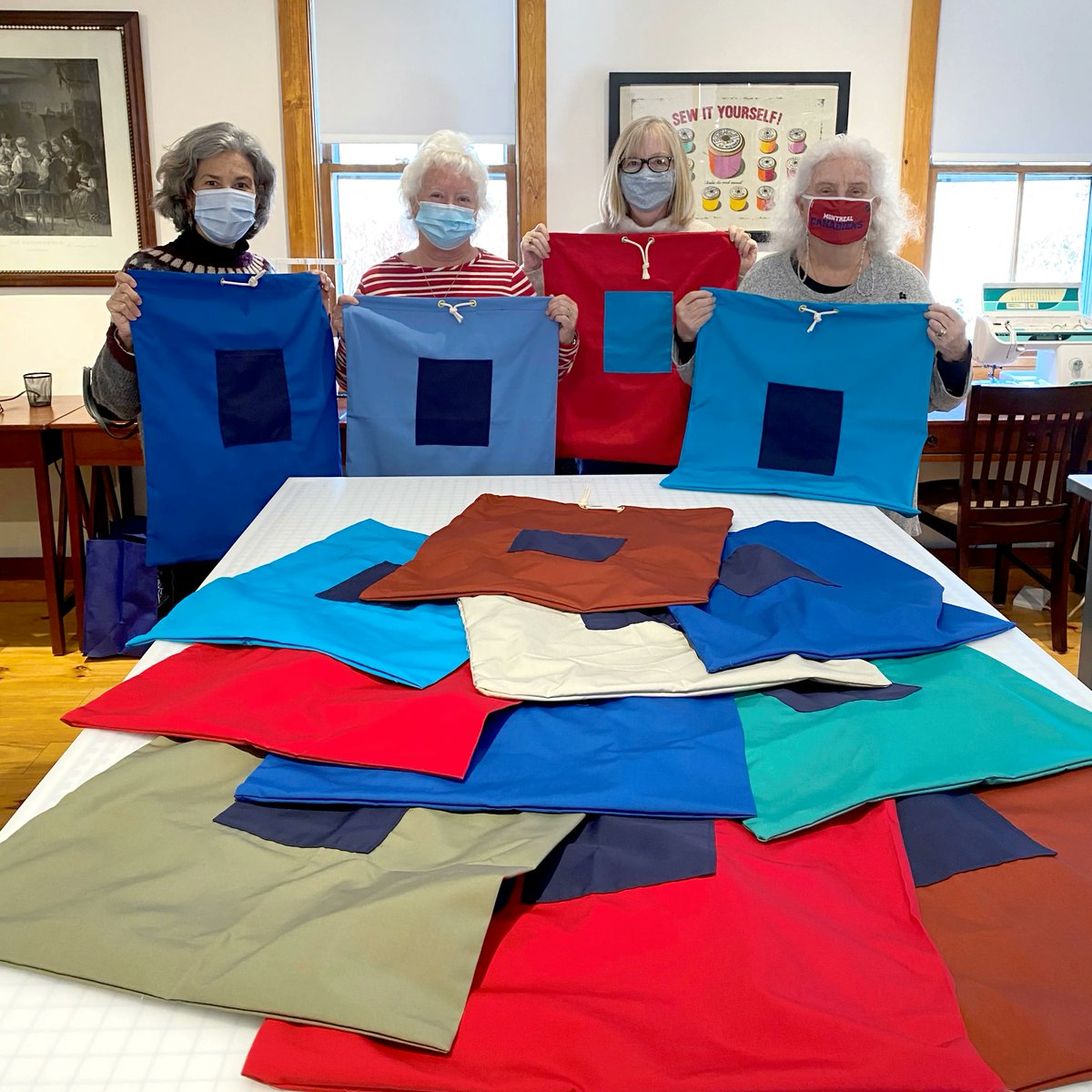 FamilyServiceRI's tweet photo. Many thanks to the #volunteers & staff at The-sew-op in #NorthKingstown for donating 27 duffle bags to our #FosterCare program! More #fosterparents are needed in #RhodeIsland To find out more about the process, visit https://t.co/SKjR9tHS5M #FosterFSRI #PVD #401 #FridayFeeling https://t.co/hgLxUxbxQM