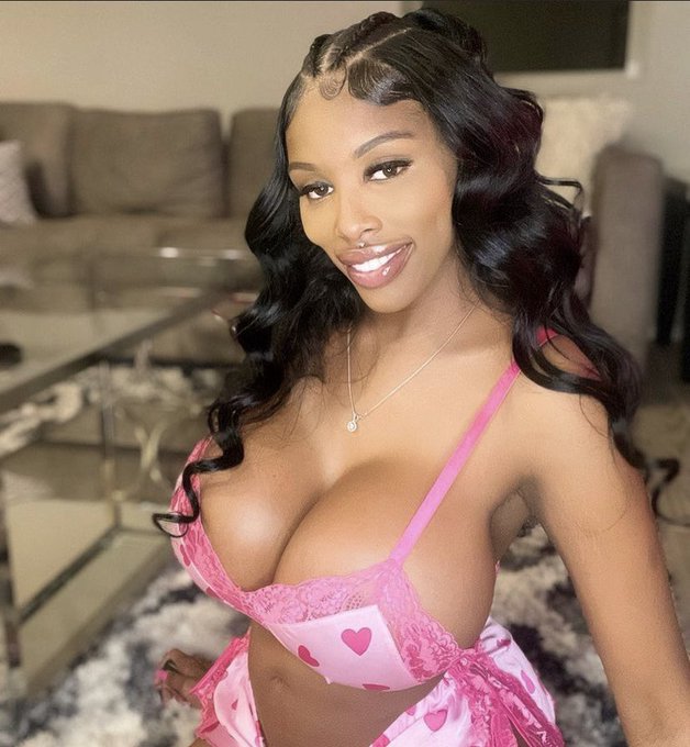 Who wants me as their #valentine? 😏  #ValentinesDay https://t.co/TPbhWqygz2<a href="/tag/valentine"class="tags">#valentine</a><a href="/tag/valentinesday"class="tags">#ValentinesDay</a>