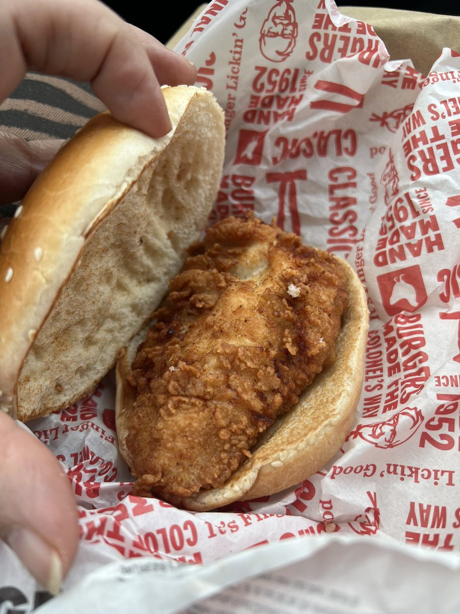 MinxMediaUK's tweet photo. So, today I thought I’d ‘treat’ myself to a takeaway @kfc in #hereford oh dear - NO mayo, NO lettuce, NO gherkins, so dry it was inedible Nothing like the picture #KFCfail #KFCdontbother #KFCletdown https://t.co/cHk4TQKU64