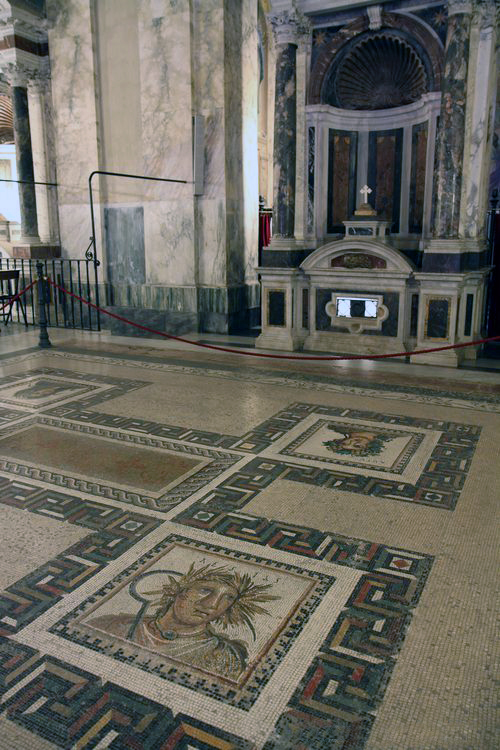 Those who love the ancient Ostia know that after centuries of looting its ruins don't fascinate like Pompeii
But when they go to the Vatican Museums, Square of the Miracles, or in many other sites, they smile thinking that once most of those works were in Ostia
#archaeology