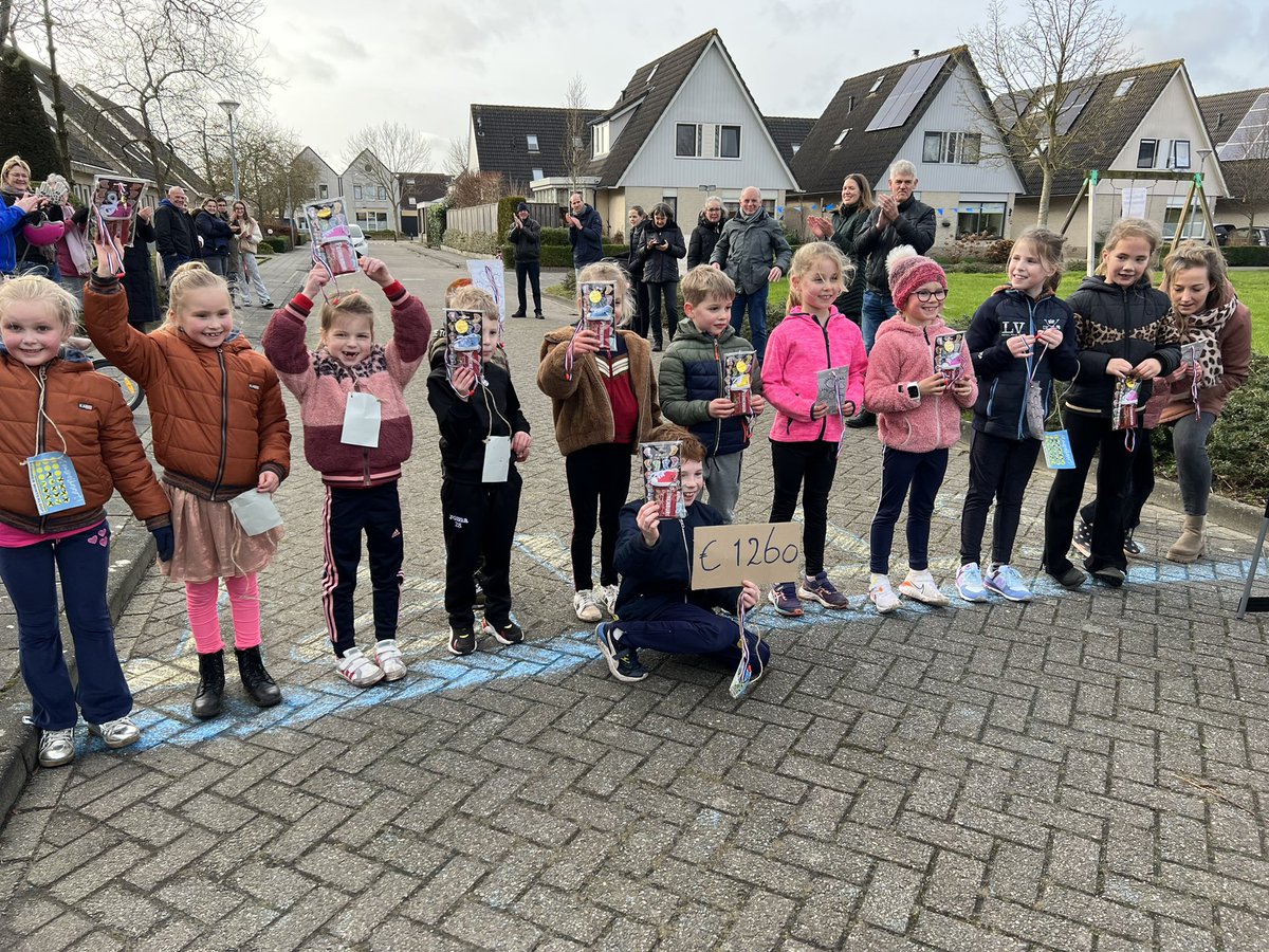 froukjepit's tweet photo. in Bedum gebeurt het! Geen @Winterloopbedum maar toch een bijdrage aan @UMCGKankerfonds. Bedankt kinderen van de Grutto en de Kievit!👏👏 https://t.co/sF3gd2xXrg