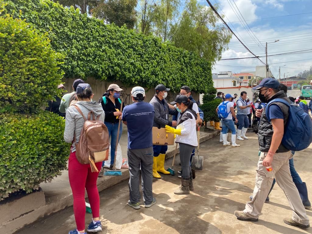 MunicipioQuito's tweet image. La ciudadanía demuestra su amor y compromiso por la #LaGasca y #LaComuna, sumándose la Mega Minga que nos convoca el día de hoy. 

🤝 Mantenemos firme nuestro compromiso de levantar a las zonas afectadas por el aluvión. ¡Gracias por su apoyo!

#JuntosPorQuito