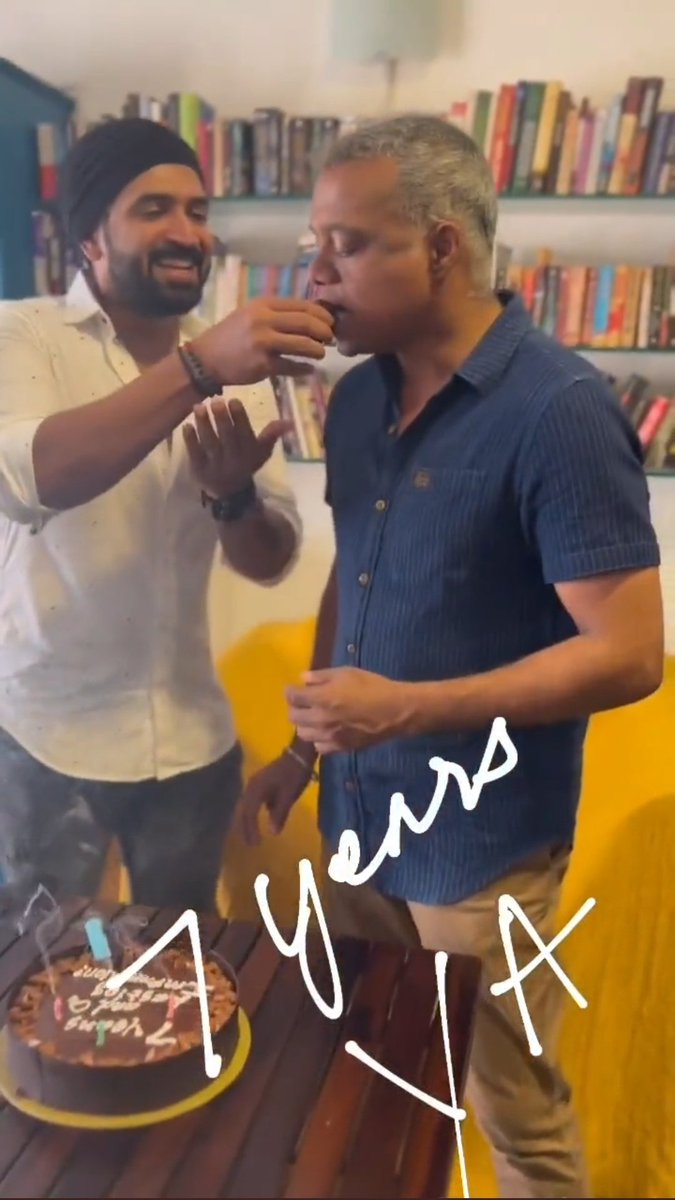 abiramidevi3026's tweet photo. 7 Year's Of #YennaiArindhaal Cake Cutting 🥳🎊🎂
“ 7 Years and Lasting Impression! ”
@menongautham @arunvijayno1 @editoranthony
#7YrsOfYASathyaDev
#Valimai #AjithKumar #AK https://t.co/cVD9P7UJAJ