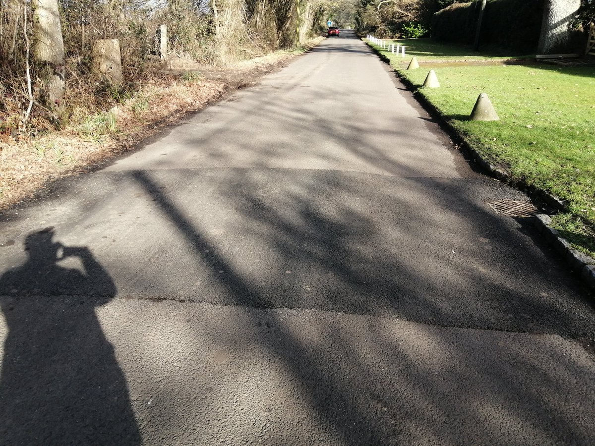 RecyclerBill's tweet photo. Today's #DickOfTheWeek #award goes to @WSHighways.
Sorting out #potholes but fill the drain with #tarmac!
#WestChiltington
@WSCCNews @wscountytimes https://t.co/RID9YTUZmR