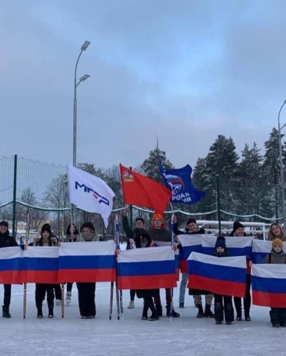 Дан старт зимним Олимпийским играм в Китае – 2022. 
91 страна 🇷🇺
15 видов спорта 🏒⛸🥌🏂
109 комплектов медалей 🥇🥈🥉
В Дубне активисты «Молодой гвардии Единой России» поддержали нашу олимпийскую сборную России! 
#ЗаРоссию #БолеемЗаНаших #НашГеройОлимпиады #МГЕР #МолодаяГвардия