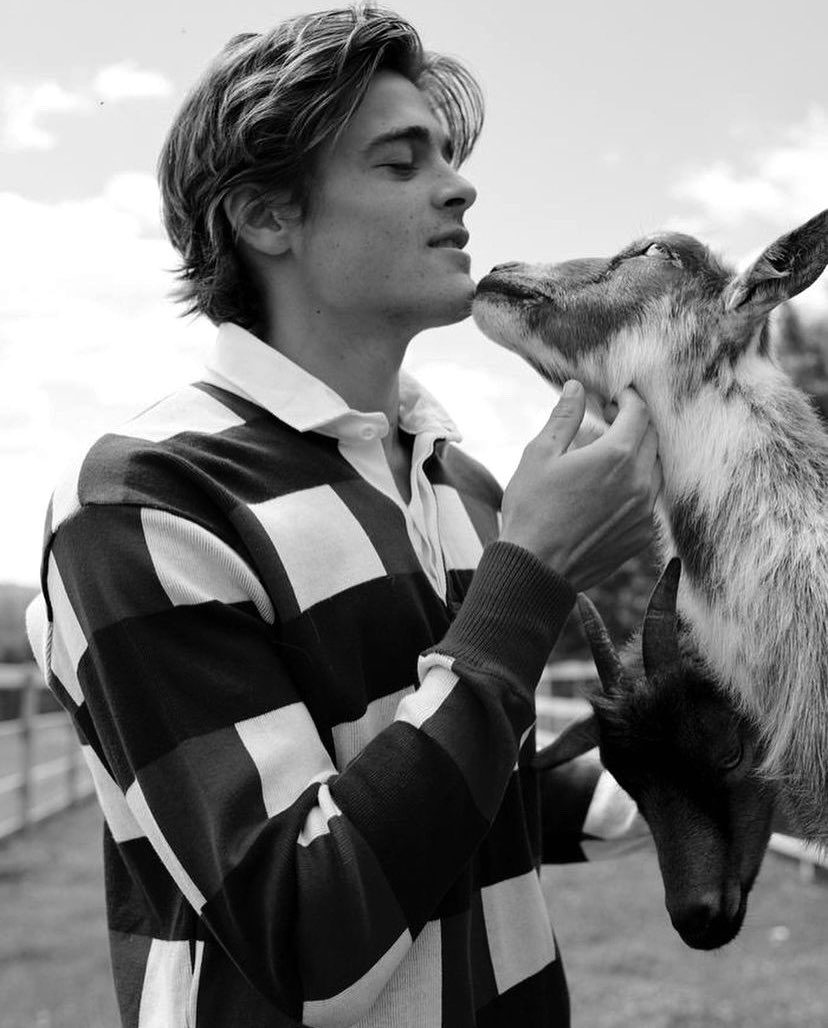 godfathcr's tweet image. Looking for more friends to mingle with, so, if you see this tweet and happen to be up for the offer, kindly hit that retweet button.