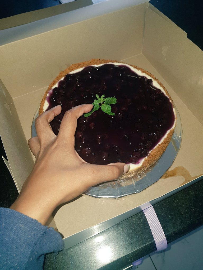 whoops_c's tweet photo. Thank you @bellamufazi for delivering my 40th birthday @SugarplumBakeZ breakfast courtesy of @ZamericanSLP who ordered it. Love that people are supporting my local favs to celebrate.
I can't bring myself to cut this yaba it's so pretty!
#ngostillnaughty #pelliereign https://t.co/ERkIT6TMh4