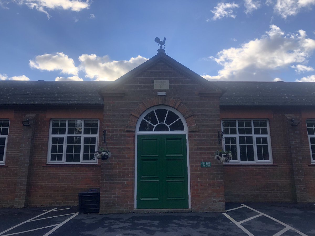 21Artists's tweet photo. Spent the day yesterday in Broughton Village Hall, #Hampshire discussing our Test Valley Arts Foundation report on issues and cultural representation for ethnic minority communities in TV. Thanks to Council leader @CllrPhilNorth for the productive and proactive conversation 🙌🏼 https://t.co/y5ECirs5Cu