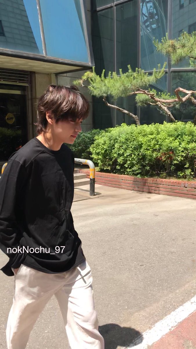 NokNochu_97_22's tweet photo. ถ้าพูดถึงการเจอน้องแทตัวจริง แต้มบุญเราคงเป็นหน้า kbs เลย เป็นการเจอตัวจริงที่ใกล้ที่สุด ชัดที่สุดเพราะเจอตอนกลางวัน  น้องแทหล่อมาก มากแบบเหมือนไม่มีอยู่จริงคือไม่เกินไปเลย หน้าเล็กๆๆๆๆจมูกโด่งมาก ผิวน้องดีมากๆๆๆๆๆ  ความสูงก็สูงมากๆๆแต่ตัวบางเล็กๆๆๆๆๆๆ https://t.co/cDoqkvOrxz