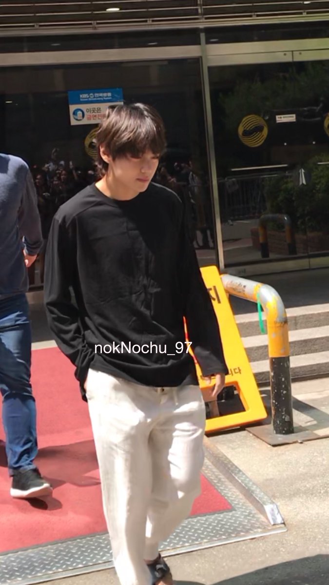 NokNochu_97_22's tweet photo. ถ้าพูดถึงการเจอน้องแทตัวจริง แต้มบุญเราคงเป็นหน้า kbs เลย เป็นการเจอตัวจริงที่ใกล้ที่สุด ชัดที่สุดเพราะเจอตอนกลางวัน  น้องแทหล่อมาก มากแบบเหมือนไม่มีอยู่จริงคือไม่เกินไปเลย หน้าเล็กๆๆๆๆจมูกโด่งมาก ผิวน้องดีมากๆๆๆๆๆ  ความสูงก็สูงมากๆๆแต่ตัวบางเล็กๆๆๆๆๆๆ https://t.co/cDoqkvOrxz