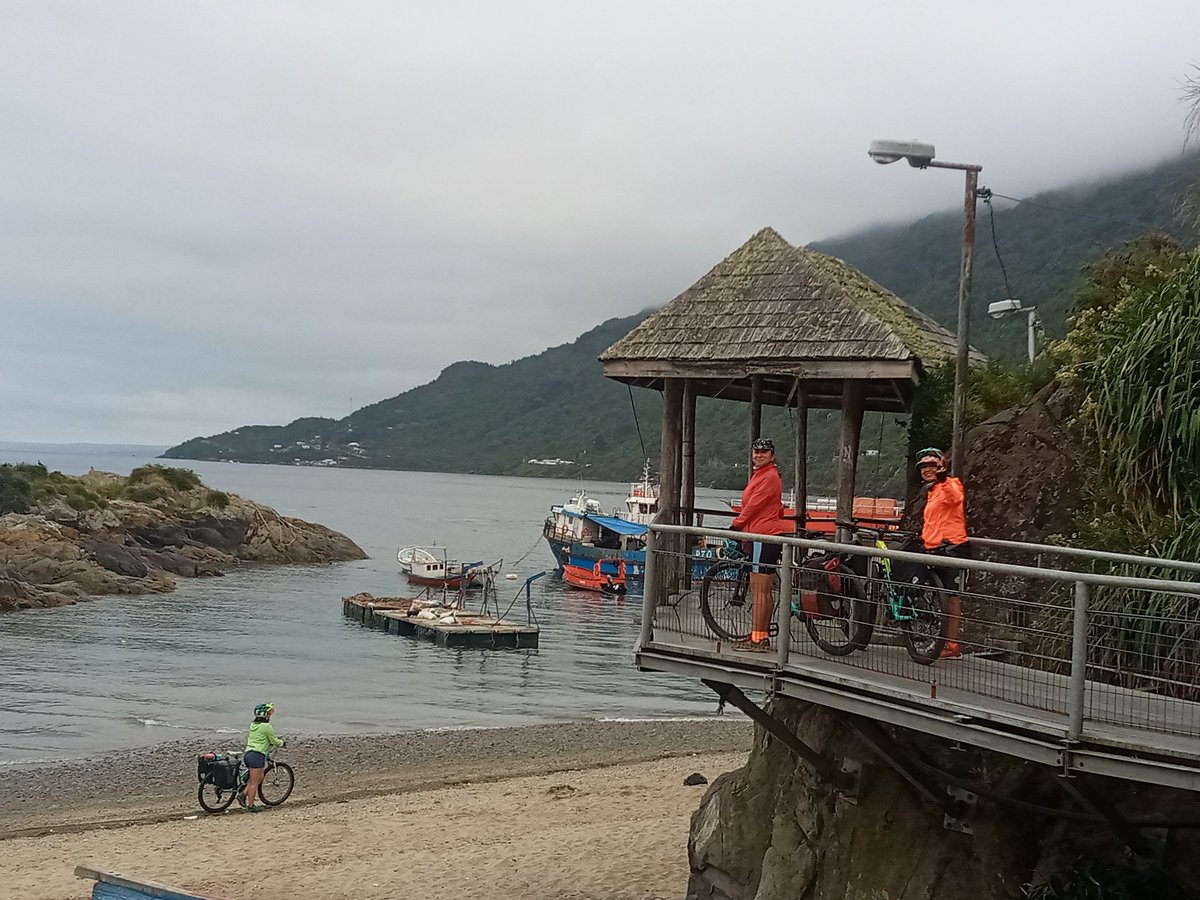 Inicia un nvo día del #DesafioReloncavi. Gracias Escuela La Arena por brindarnos refugio junto a un fondo espectacular. Seguimos en ruta! Hoy toca pedalear y navegar, osea su buen cicloturismo INTERMODAL para aproximarnos a otras experiencias de movilidad. @LCiclistas <a href="/mueveteCL/">MUEVETE</a>