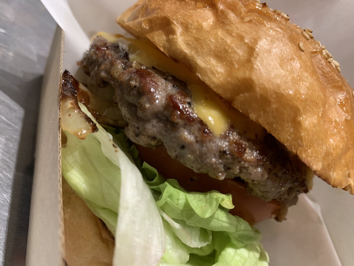 fumielmo1's tweet photo. 1歩1歩🐾1つ1つ丁寧に🍔
#stadiumcafe
#hamburger
#burger https://t.co/hd5eNlC33V