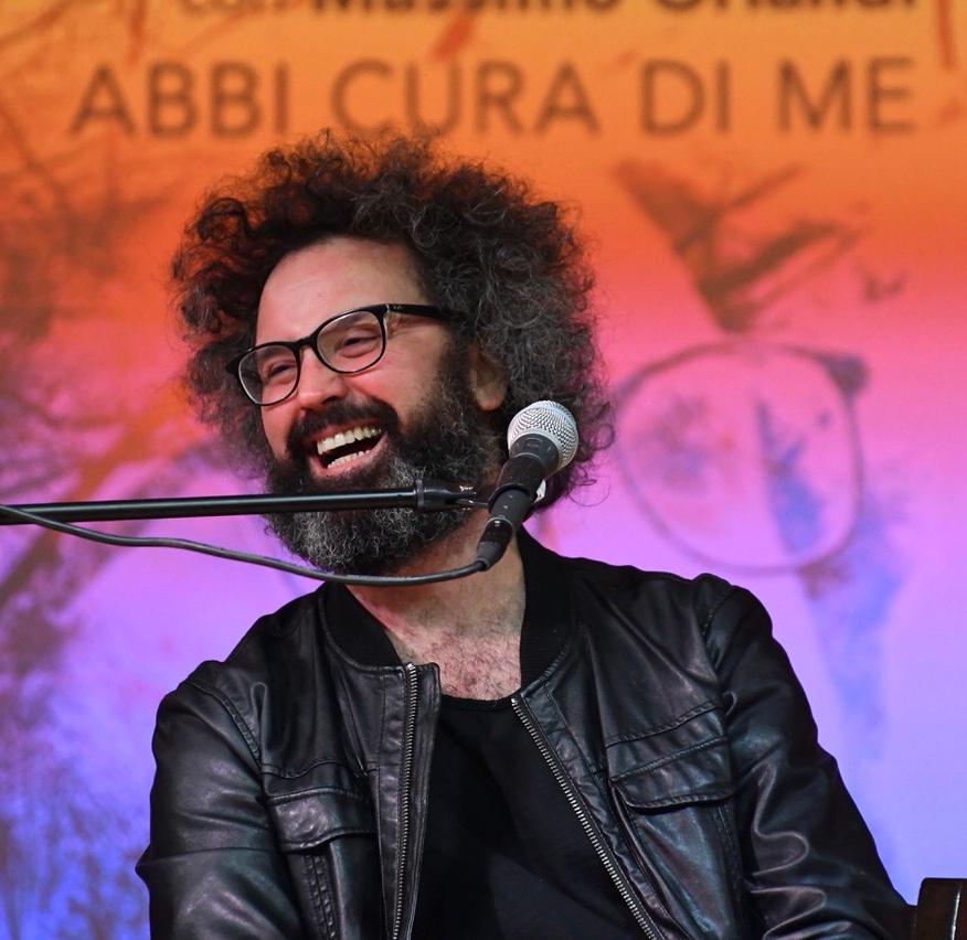 scristicchi's tweet image. Oggi compio 45 anni, e mi sento molto fortunato. Lo so che non si chiedono regali per i compleanni, ma mi piacerebbe che ognuno di voi mi regalasse un ricordo, un attimo, una canzone, un’esperienza che lo ha legato a me in questi anni! Vi abbraccio e…tanti auguri a me.
Simone