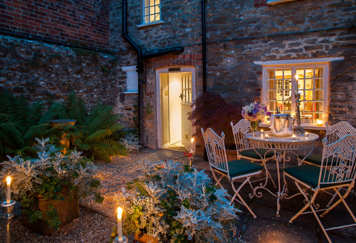 From indulgent dinners, to secluded suites, let us set the scene for your romantic getaway.