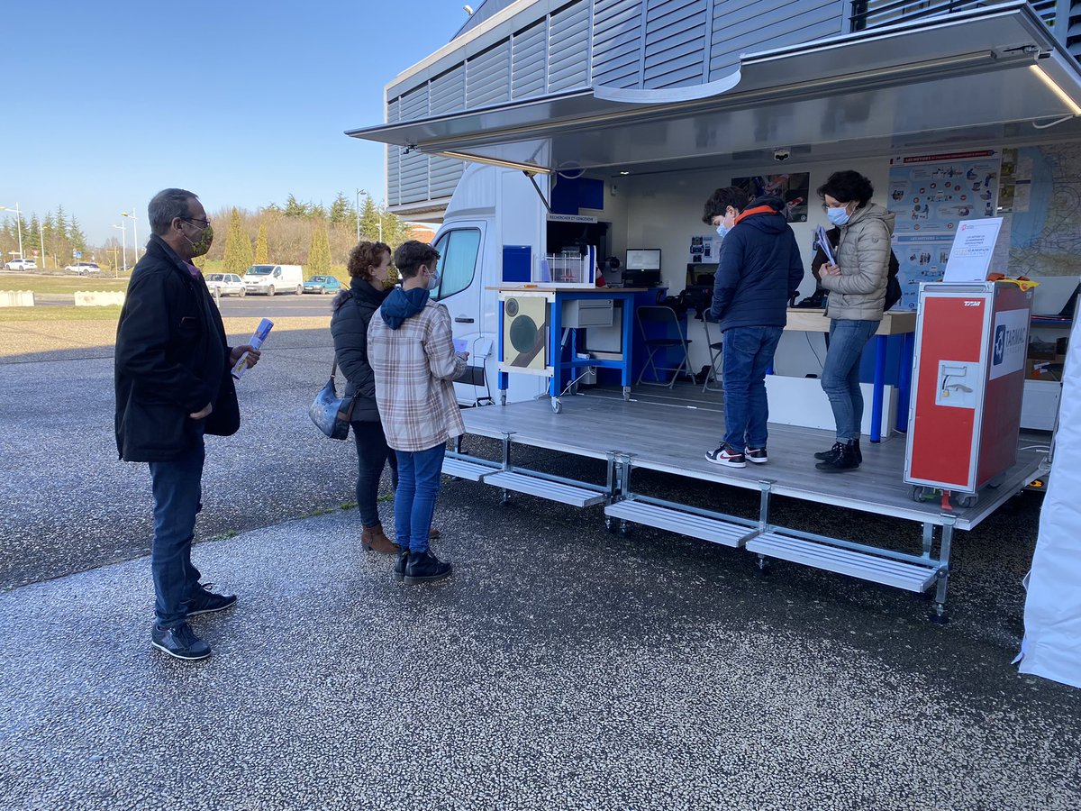 aerocampus_a's tweet photo. Dernière journée au #FOFE - #Salon des #Métiers, de la #Formation et de l'#Orientation en Charente au Parc des Expositions de GrandAngoulême. 

N’hésitez pas à venir rencontrer notre équipe et poser toutes vos questions ! https://t.co/TyLM9H44q5