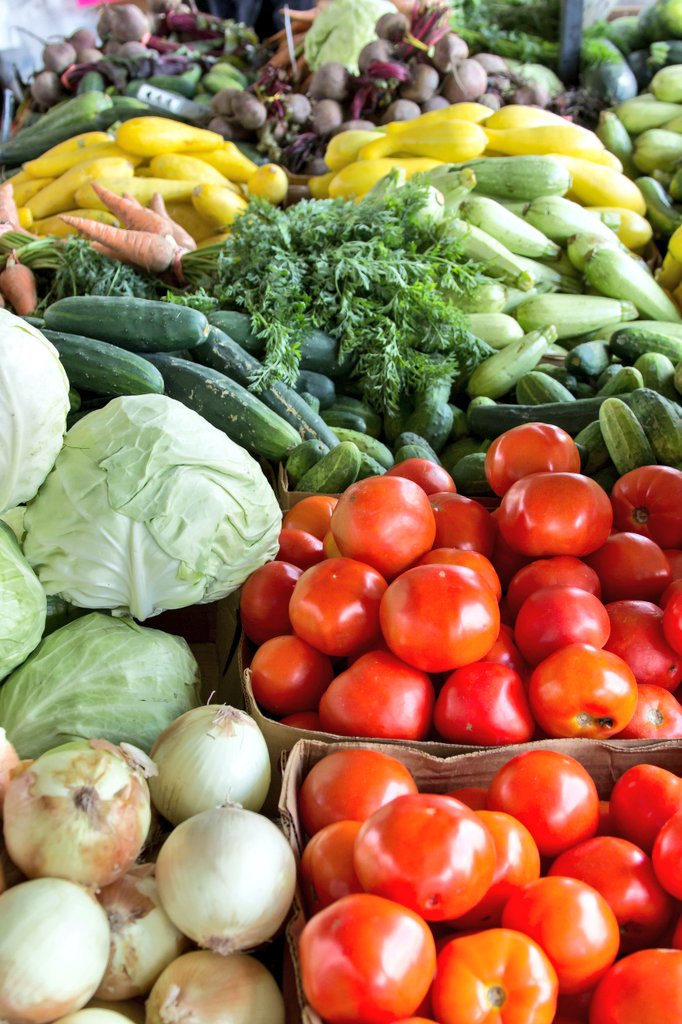 organiclifeorg's tweet photo. Did you know that the colours of fruits &amp; vegetables are often linked to different health benefits?

🫐 Antioxidant properties 

🍅Can help lower the risk of cancer &amp; improve heart health

🥕Contain carotenoids 

🧄 Phytochemicals 

🥦Phytochemicals with anti-cancer properties https://t.co/BV9m7GTNWM