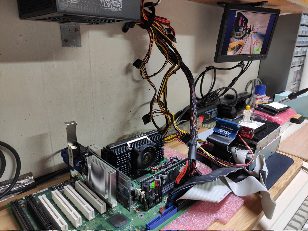 Loeschzwerg_3DC's tweet photo. The mentioned MX4000 is currently running some benchmarks for stability testing, but everything looks fine 👾
#geforce #mx4000 #finalreality #3dmark99max https://t.co/iItz97bbdh