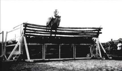 PCivil_informa's tweet photo. Recuerdo de la historia de Viña

El 5 de febrero de 1949, Chile fue testigo de la gran hazaña del Capitán Alberto Larraguibel que logró el record mundial de salto con el caballo Huaso en el otrora Regimiento "Coraceros" en Viña del Mar.
https://t.co/bbpbA2zuvs https://t.co/9rwDaMAN6L