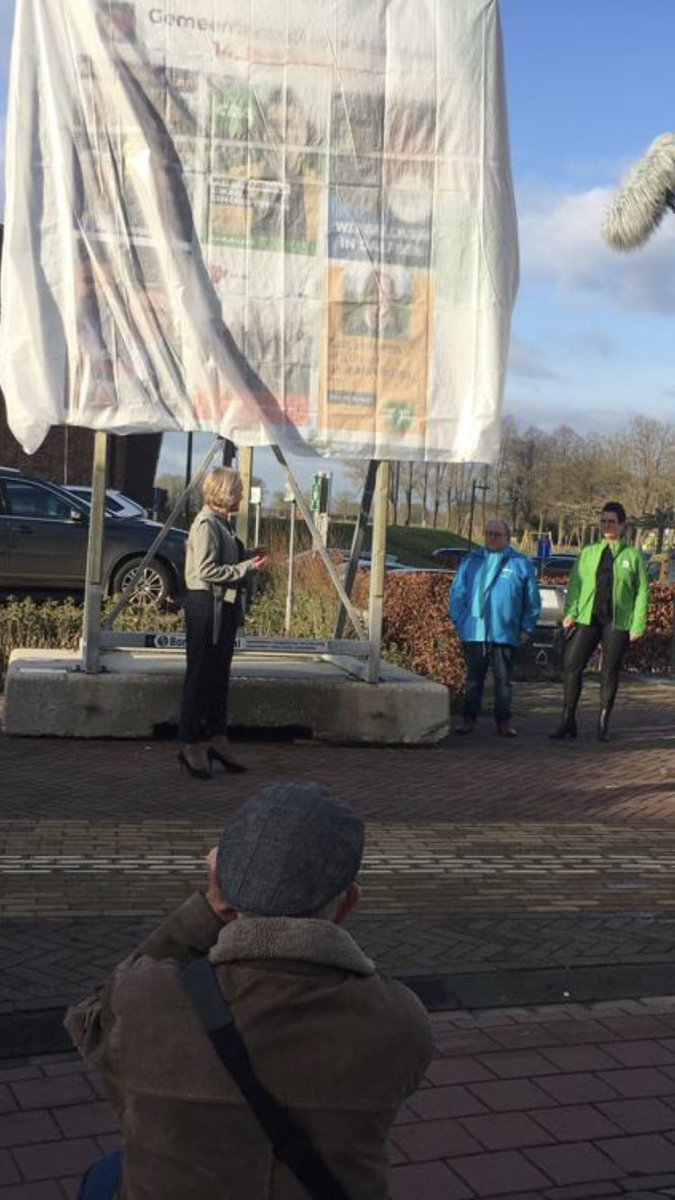 Vanmorgen aftrap van de campagne door het onthullen van het bord bij het gemeentehuis door burgemeester Erica van Lente. We hopen op een respectvolle campagne samen met de andere vijf partijen.
