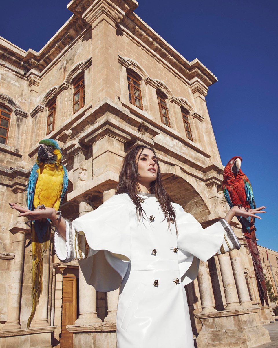 “Porque eu acho que se existisse uma palavra para descrevê-la, seria maravilhosa.” ❤️‍🔥
                                   — Kerem Bürsin