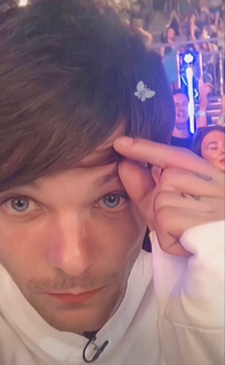 DBahhhh's tweet photo. @1directionIran i vote #Louies for #BestFanArmy at the #iHeartAwards https://t.co/YLOtSujEbF