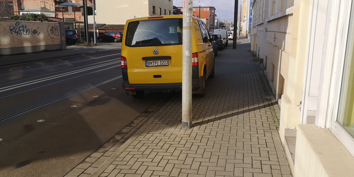 EinRobert1's tweet photo. Weniger minuten später ... immer noch #GenthinerStraße.
#SystematischesProblem
@ottoparkt @fussverkehr_de @Ottostadt #srmd https://t.co/UGt3GZxSjP