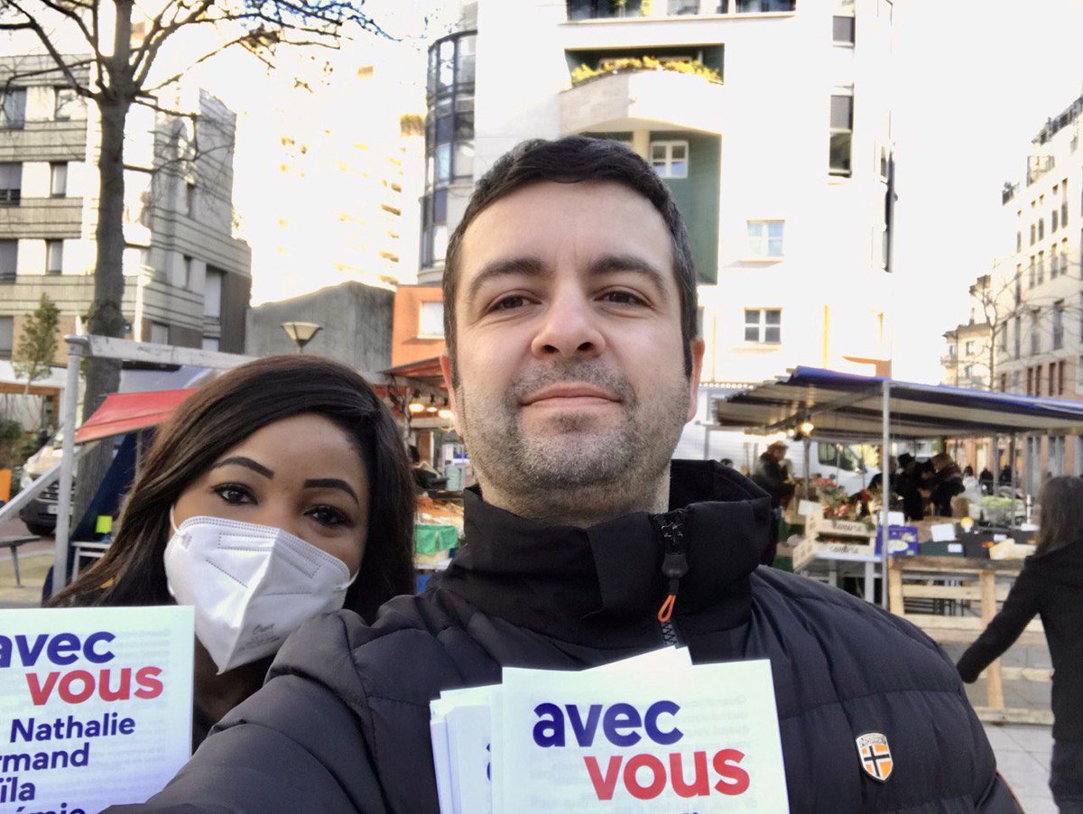 Renaissance14e's tweet photo. En attendant dans le 14 ème arrondissement, l’équipe @LaREMParis14 tisse sa toile 💪🏼
#PortedOrleans 
#Edgarquinet
#Brancusi
#Montparnasse 
@EmmanuelMacron #5ansdeplus #avecvous2022 https://t.co/CkxQczMn1V