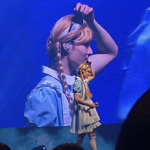 이 앨리스 좀 수상한데 ..
안나 머리를 하고 있어요