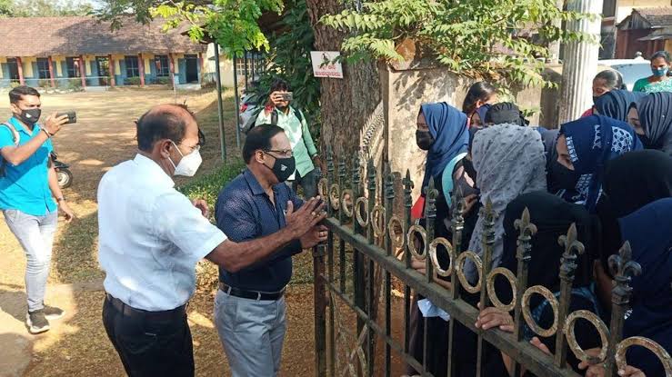Mohamadi_Saniya's tweet photo. “We are asking for our fundamental rights and nothing else. The college is trying to portray us in a bad light for demanding our rights. We are not allowed inside the college till we fall in line. It has been 20 days, and they have marked us absent.”
#HijabisOurRight https://t.co/v0njiboh22