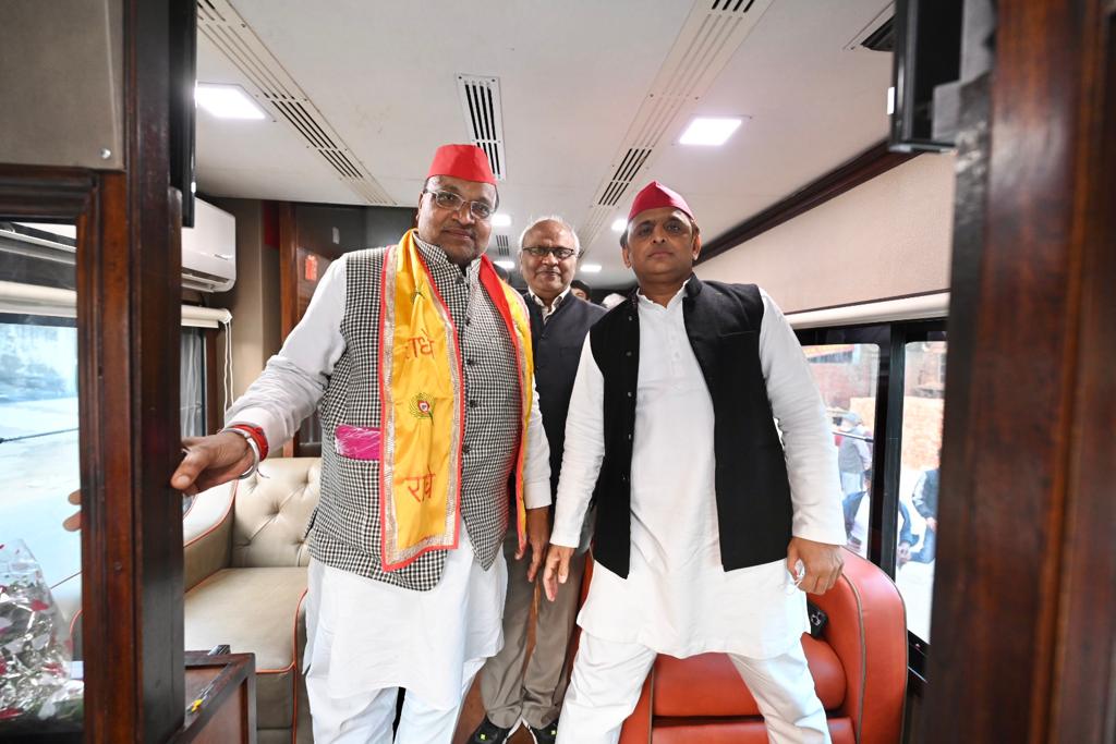 samajwadiparty's tweet image. माननीय राष्ट्रीय अध्यक्ष श्री अखिलेश यादव जी के साथ 84 मथुरा विधानसभा सीट से सपा आरएलडी गठबंधन के संयुक्त प्रत्याशी श्री देवेंद्र अग्रवाल जी।