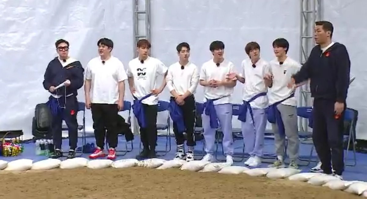 우리애 사이즈를 봐주세요 제발
ㄴ어디 있는데
ㄴ서쟝훈씨 뒤에ㅠ