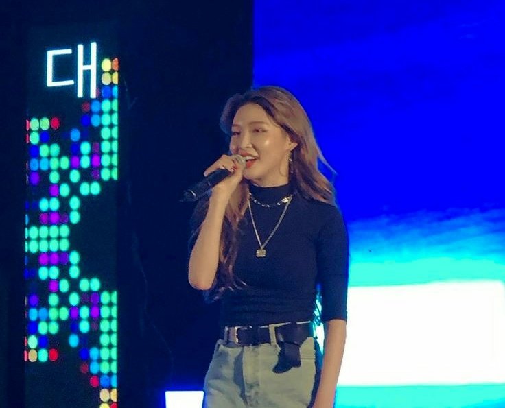 ARKCHlVE's tweet photo. hi! this is a new account dedicated to our queen @CHUNGHA_MNHent i'll post old and new contents: photos, videos and edits 💙 

please rt to spread!
#chungha #청하 
[you can also find me on @kchunghaedits] https://t.co/vv8gjjQnQ6